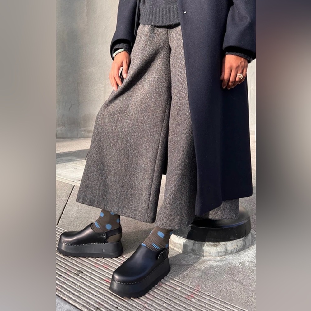 EUC Bryr Tegan clogs in Moto Black sz 9